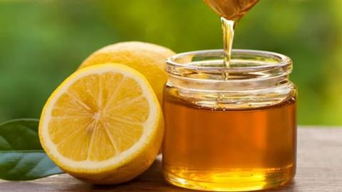 ما هي فوائد شرب الماء الدافئ بالعسل والليمون