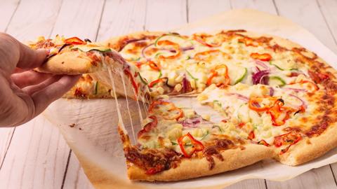 طريقة عمل عجينة البيتزا في المنزل بطعم رهيب