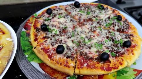 البيتزا السائلة في المقلاة سهلة وسريعة بدون