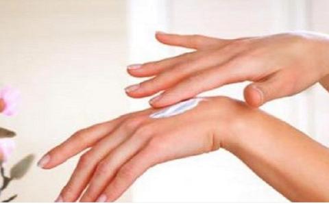 كيف تبييض اليدين في 10 دقائق بخلطة آمنة تساعد